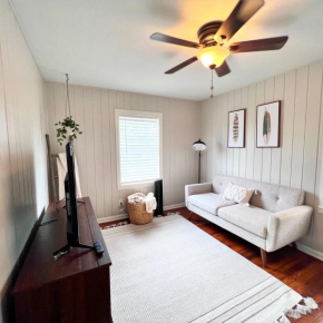 Cozy Bungalow in Heart of The Heights